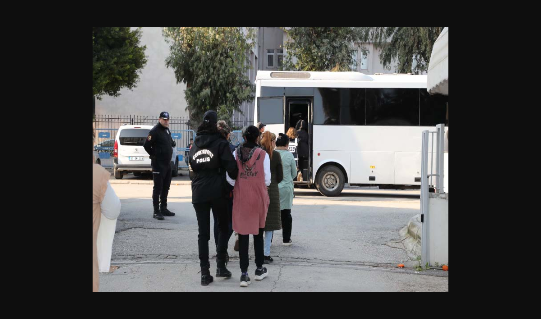 Kadın Hırsızlık Çetesi̇ne Operasyon 70 Kez Okundu Mersin Asayiş Şube Müdürlüğü Hırsızlık Büro Amirliği’ne