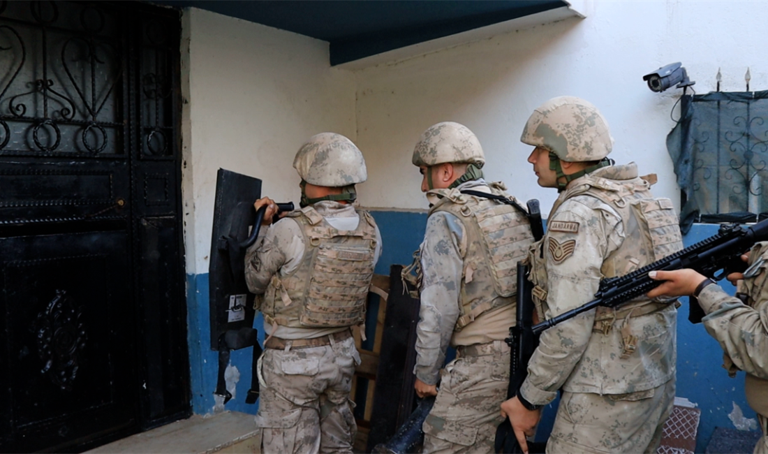Mersin’de Jandarmadan Uyuşturucu Tacirlerine Eş Zamanlı Şafak Operasyonu 104 Kez OkunduMersin İl Jandarma Komutanlığı, torbacı olarak bilinen uyuşturucu